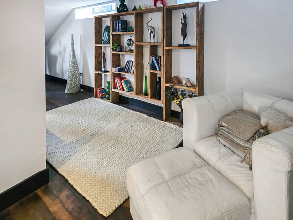 Unclassified image, 1 of 19, button