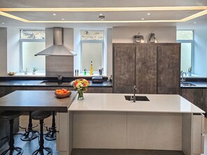 Dishwasher, high chair