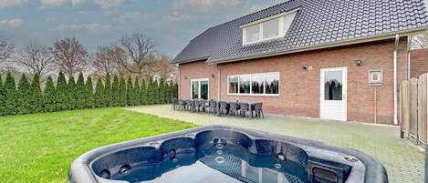 Bain à remous extérieur