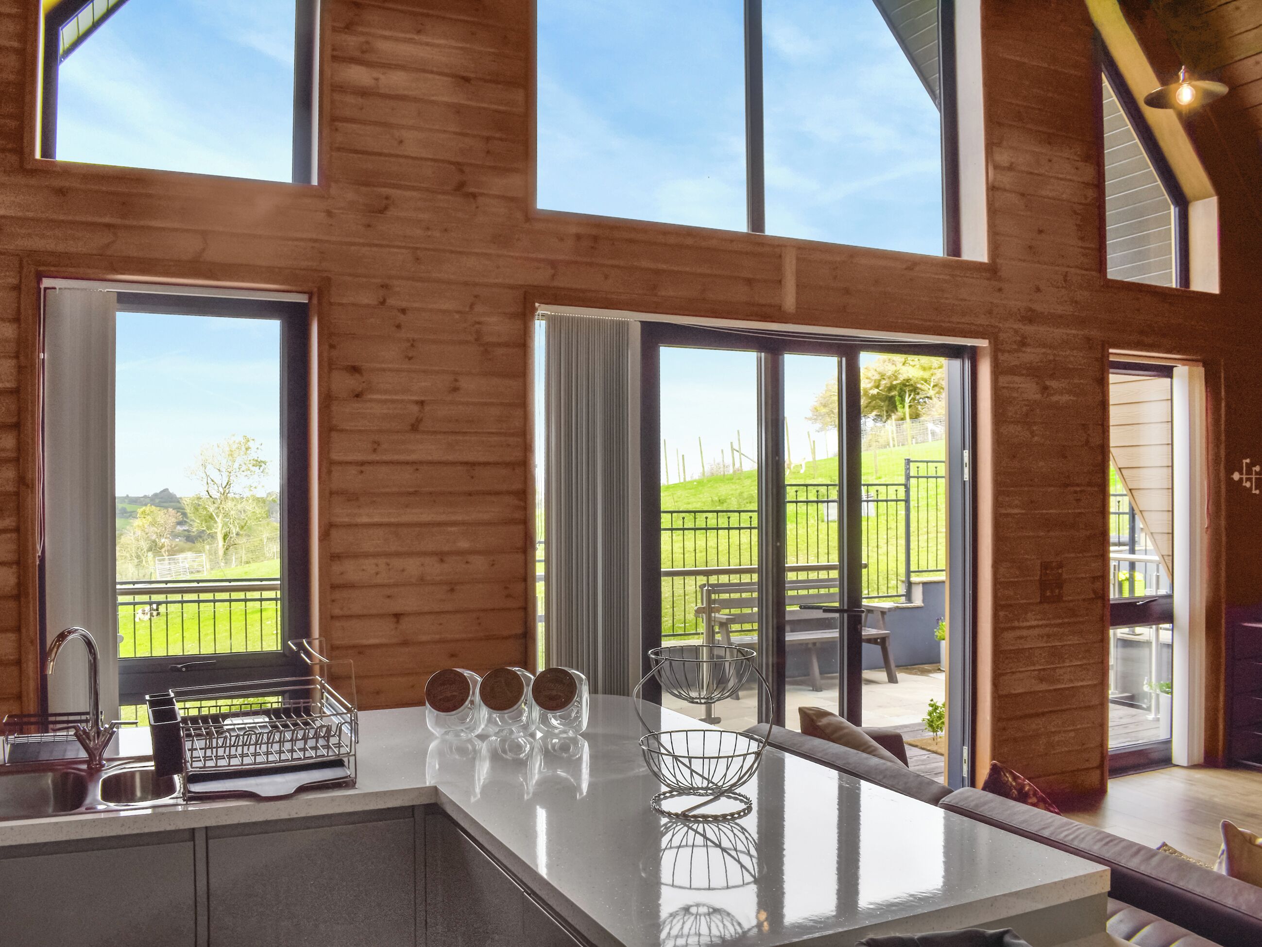 المنشأة من الداخل