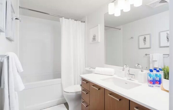 Un baño moderno con una bañera, un inodoro y un lavabo.