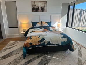 2 多间卧室、办公桌、熨斗/熨衣板、旅行婴儿床