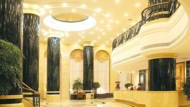 A grand lobby with a central staircase, marble columns, and a reception desk. - JI Hotel (Dalian Donggang International Convention Center) (Dalian)