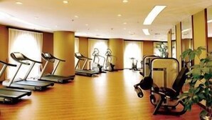 A gym with treadmills, elliptical machines, and a weight bench. - JI Hotel (Dalian Donggang International Convention Center) (Dalian)