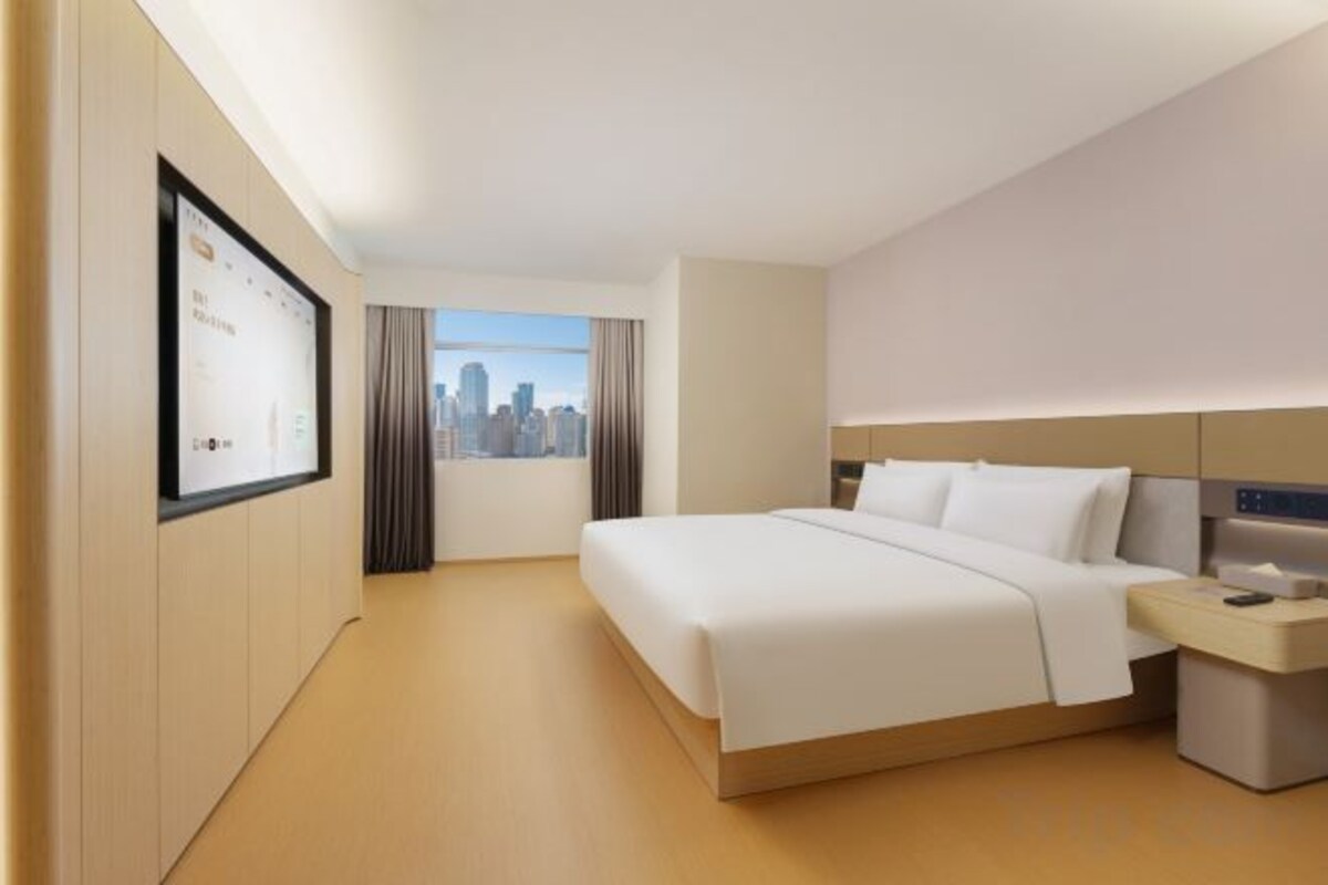 Executive Scenic View Double Bed Room (High-Floor City View + Mobile Screen Projection + Smart Guest Control)