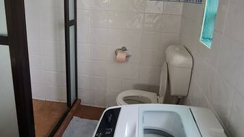 Bidet, Handtücher, Seife, Toilettenpapier