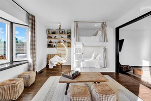 7 habitaciones, escritorio y tabla de planchar con plancha