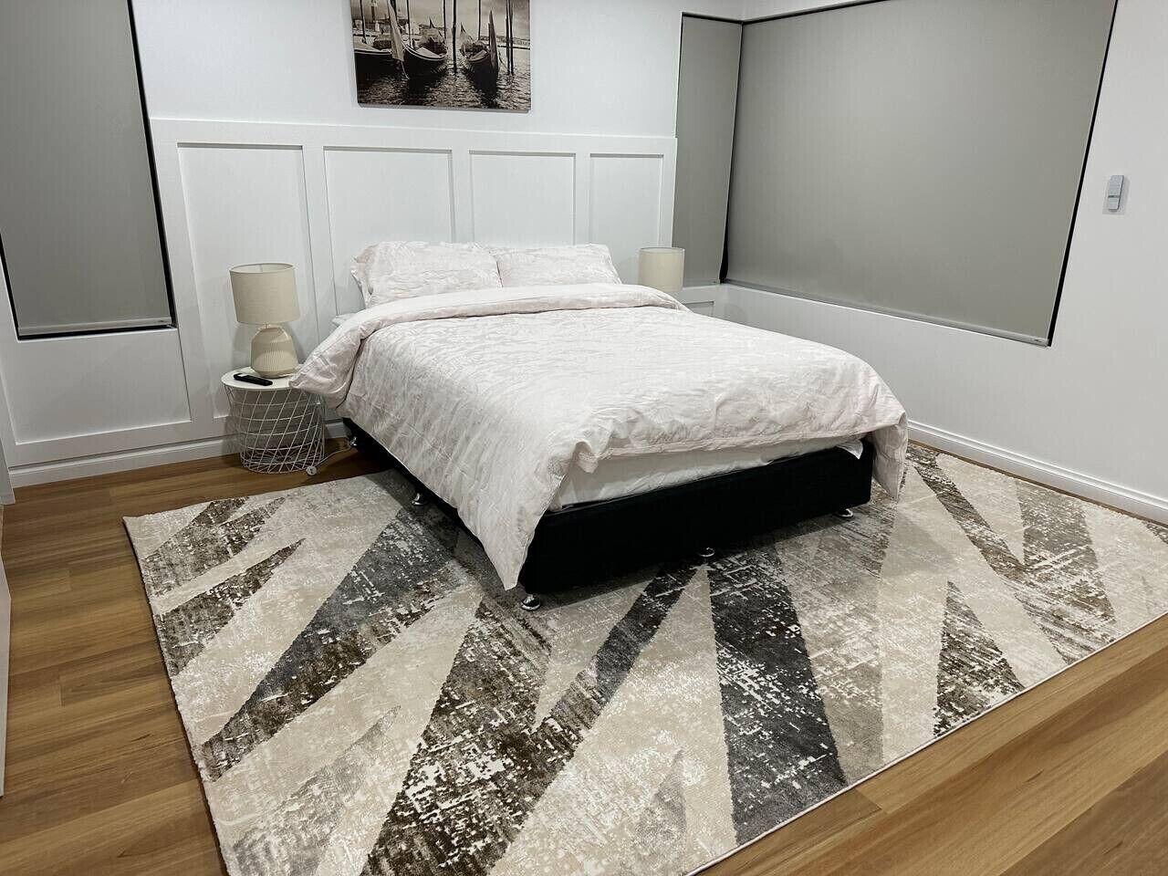 3 habitaciones, escritorio y tabla de planchar con plancha 