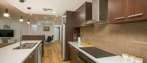 Réfrigérateur, four à micro-ondes, un four, surface de cuisson