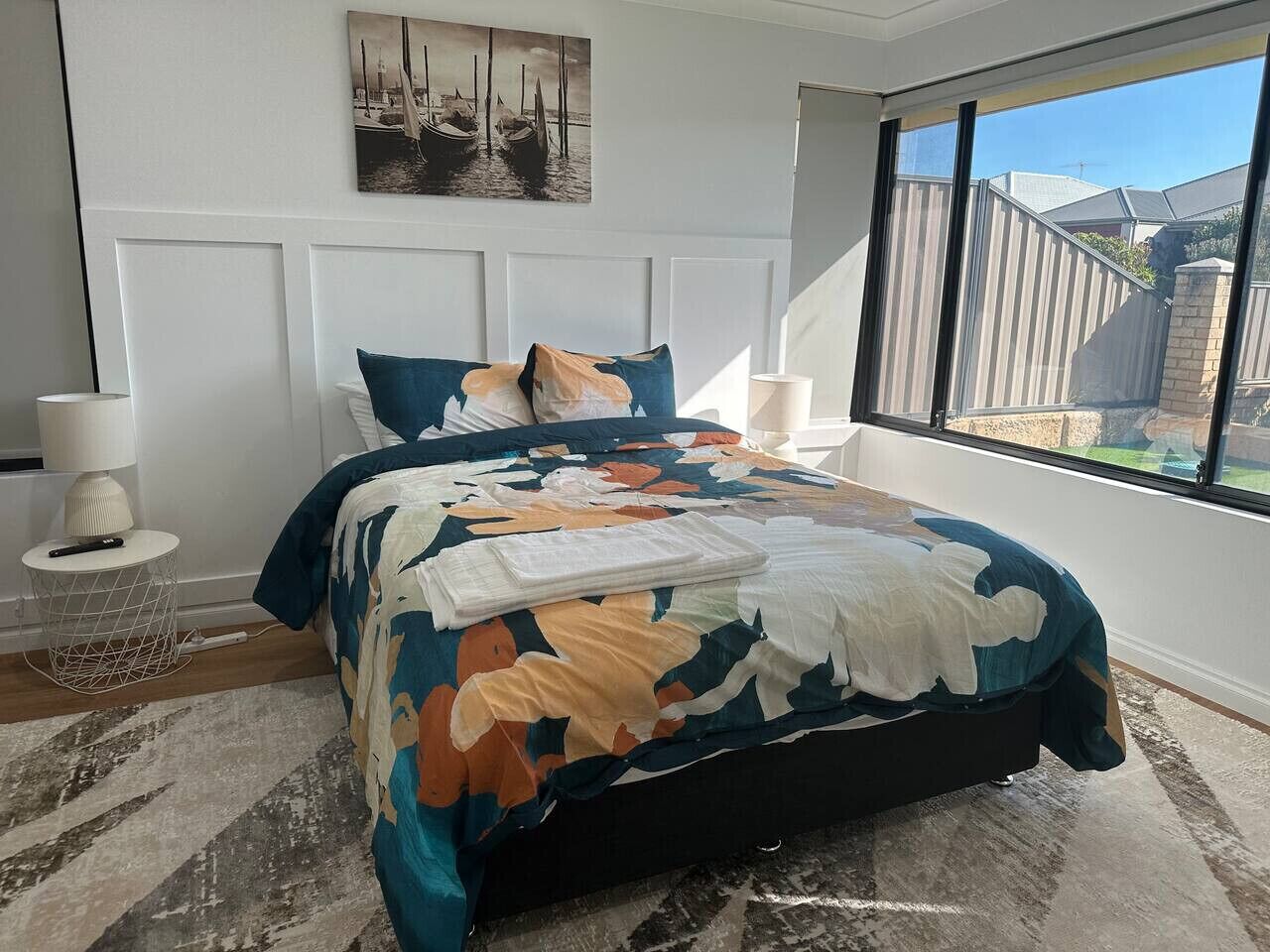 3 slaapkamers, een bureau, een strijkplank/strijkijzer, reisbedje