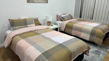 3 chambres, bureau, fer et planche Ă repasser, lit parapluie