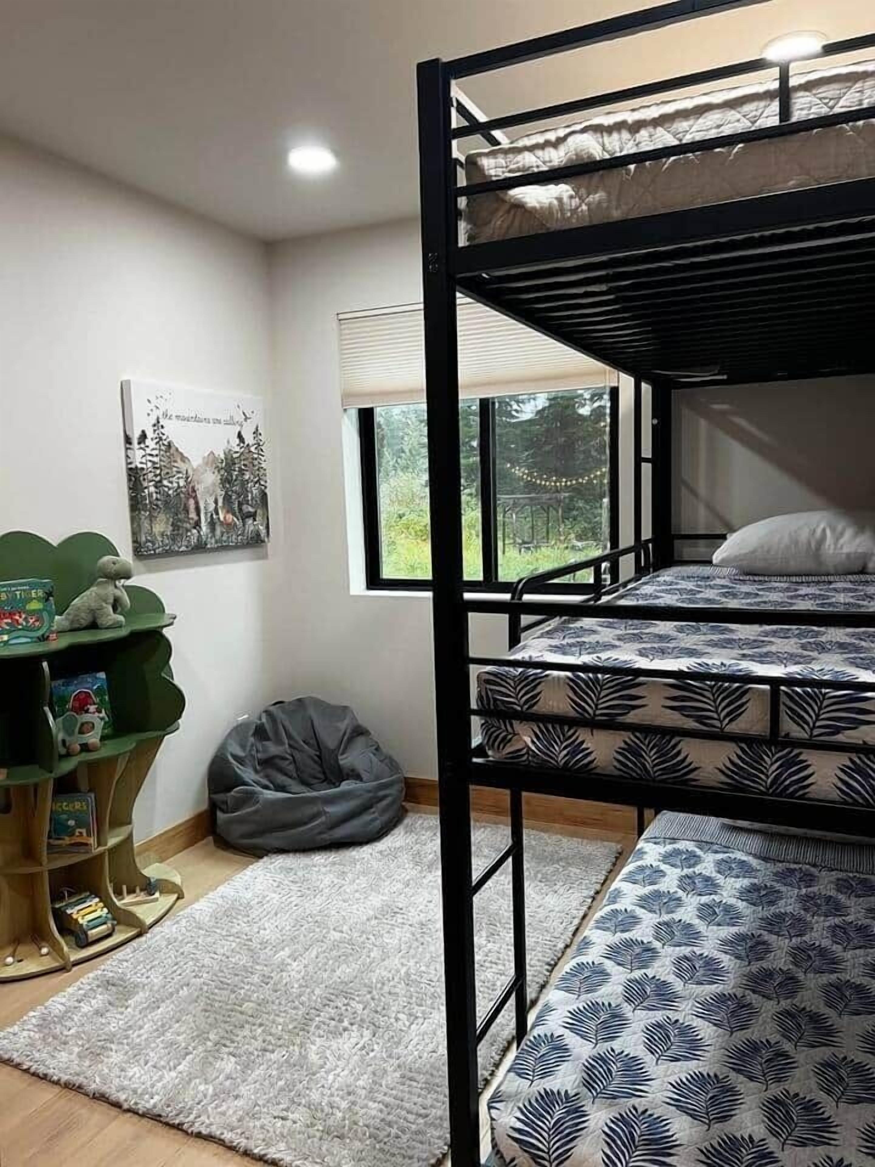 6 bedrooms, desk, iron/ironing board, travel crib