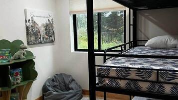 6 bedrooms, desk, iron/ironing board, travel crib