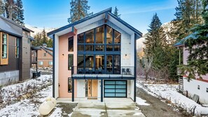 Exterior - LUXE Hyak Retreat w/SAUNA, Hot Tub, Game Room, 6BR (Snoqualmie Pass)