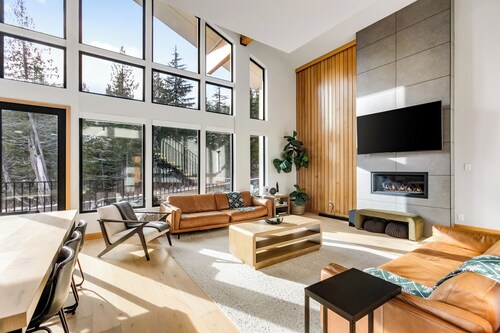 LUXE Hyak Retreat w/SAUNA, Hot Tub, Game Room, 6BR