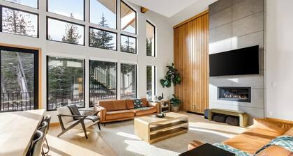 LUXE Hyak Retreat w/SAUNA, Hot Tub, Game Room, 6BR