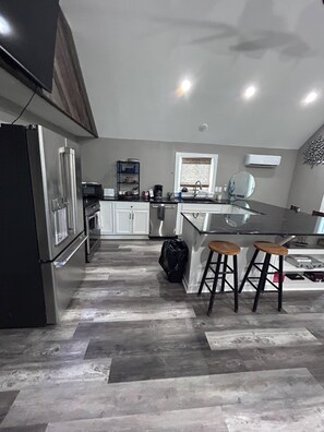 Micro-ondes, four, plaque de cuisson, lave-vaisselle