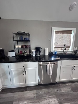 Microondas, horno, parrilla de estufa y lavavajillas 