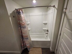 Hair dryer, towels, soap, toilet paper - Shared Apartment SLC Downtown (Salt Lake City)