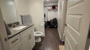 SĂšche-cheveux, serviettes fournies, savon, papier toilette