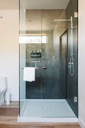 Douche, sèche-cheveux, serviettes fournies