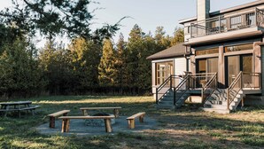 Un bâtiment à deux étages doté d’un balcon et d’un escalier.