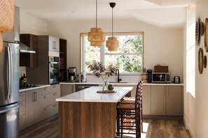 ثلاجة، ميكروويف، فرن، موقد طهي مسطح