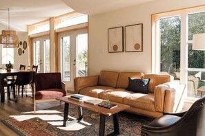 تلفزيون، مدفأة، مكتب