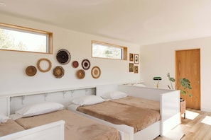 3 slaapkamers, een bureau, een strijkplank/strijkijzer, reisbedje