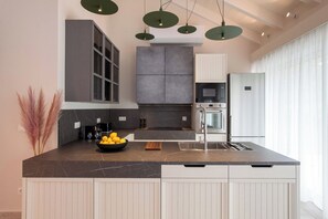 Jääkaappi, mikroaaltouuni, uuni, liesi