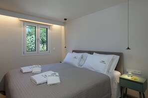 Iron/ironing board, travel crib, free WiFi