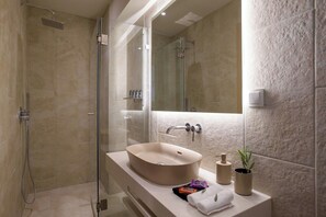 Een douche, een haardroger, handdoeken