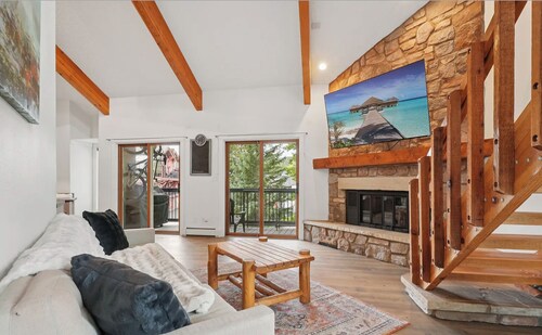 Family-Friendly Condo, 7 Beds, 1-Block to FREE Bus for Copper & Breck, Dog OK