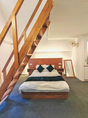 Quarto casal luxo, vista para a colina | Banheiro | Banheira, produtos de toalete grátis, toalhas de banho, sabonete