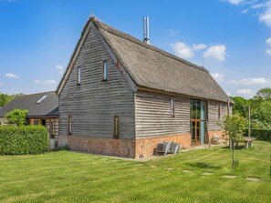 Exterior - Stunning converted barn in beautiful countryside. (Gosfield)