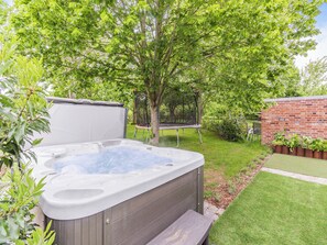 Outdoor spa tub - Willow Loft - UK49479 (Bulmer, near Sudbury)