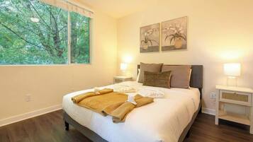 Tabla de planchar con plancha, wifi, ropa de cama