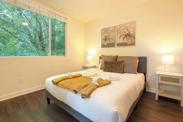 Tabla de planchar con plancha, wifi, ropa de cama