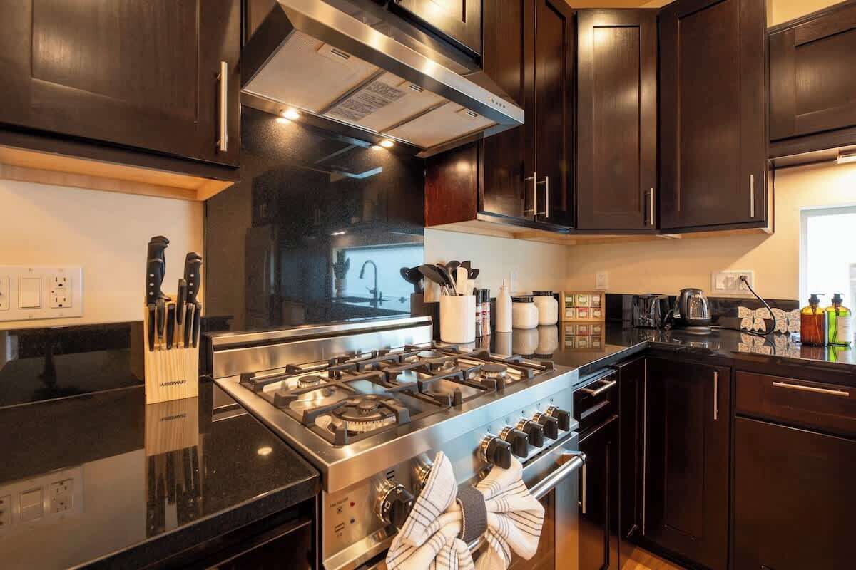 Kylskåp, mikrovågsugn, ugn och spishäll