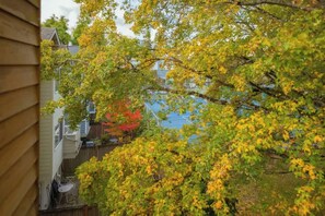 Property grounds - Elegant Ballard 3b 2.5b | Designer Touch & Patio (Seattle)