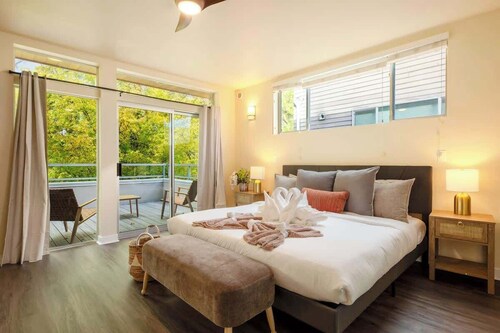 Elegant Ballard 3b 2.5b | Designer Touch & Patio