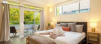 Elegant Ballard 3b 2.5b | Designer Touch & Patio