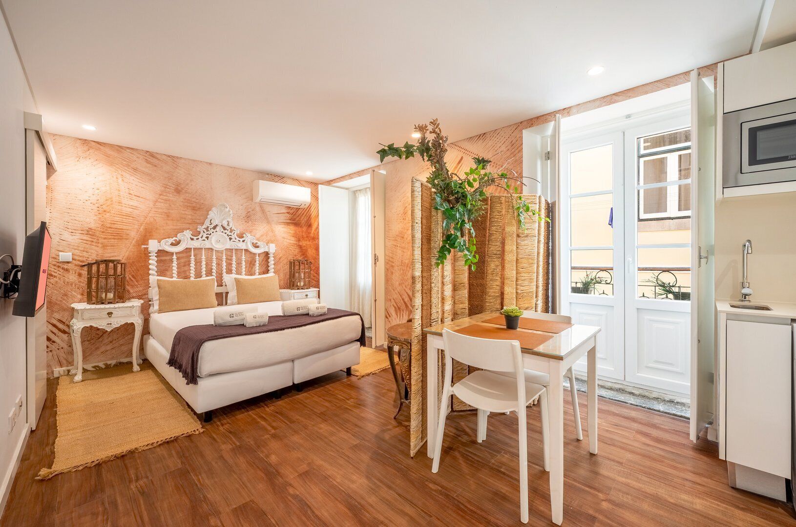 Iron/ironing board, Internet, bed sheets