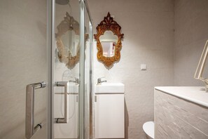 Chuveiro, secador de cabelo, toalhas de banho 