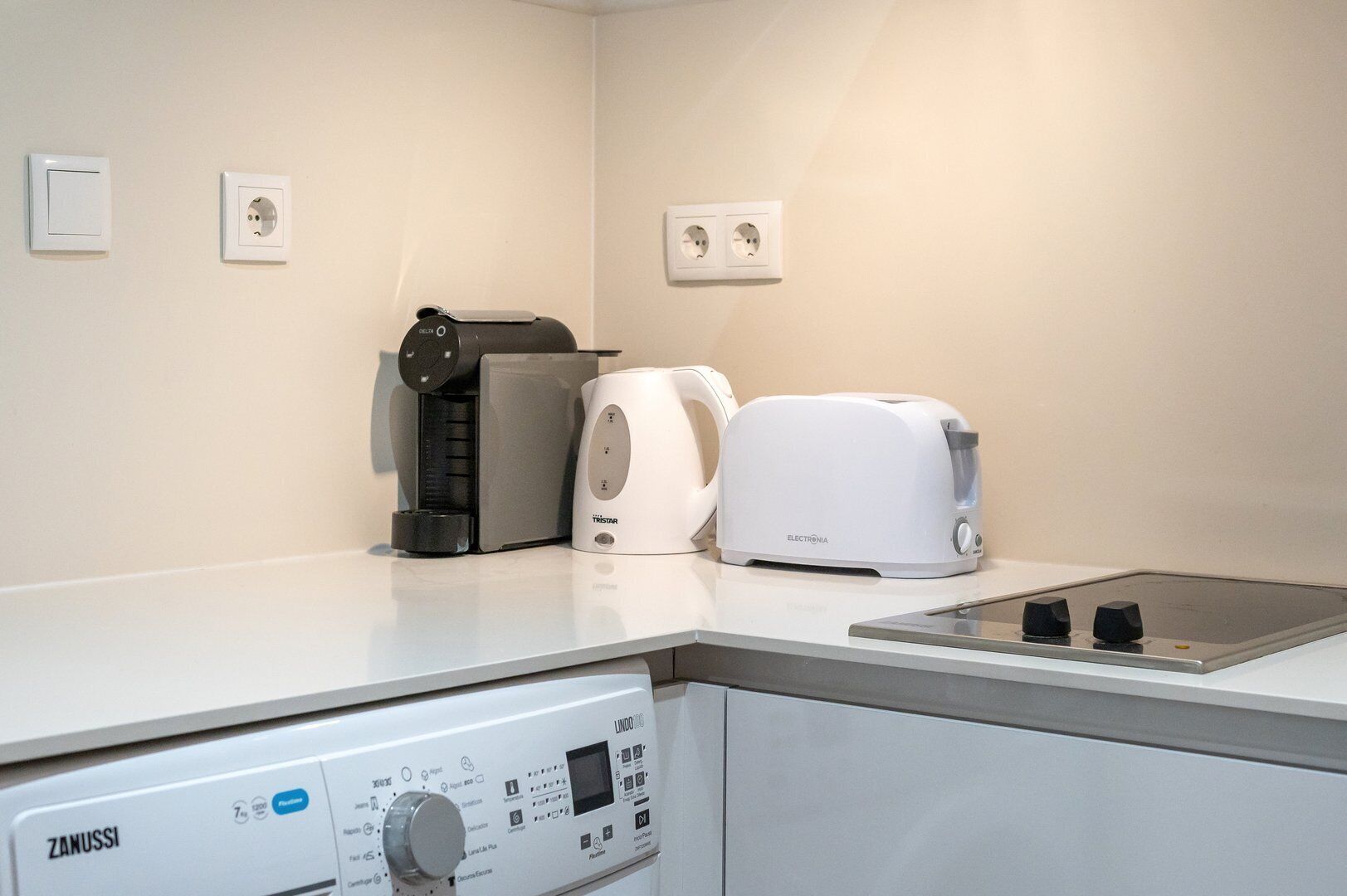 Frigorífico, cafetera o tetera y tostadora