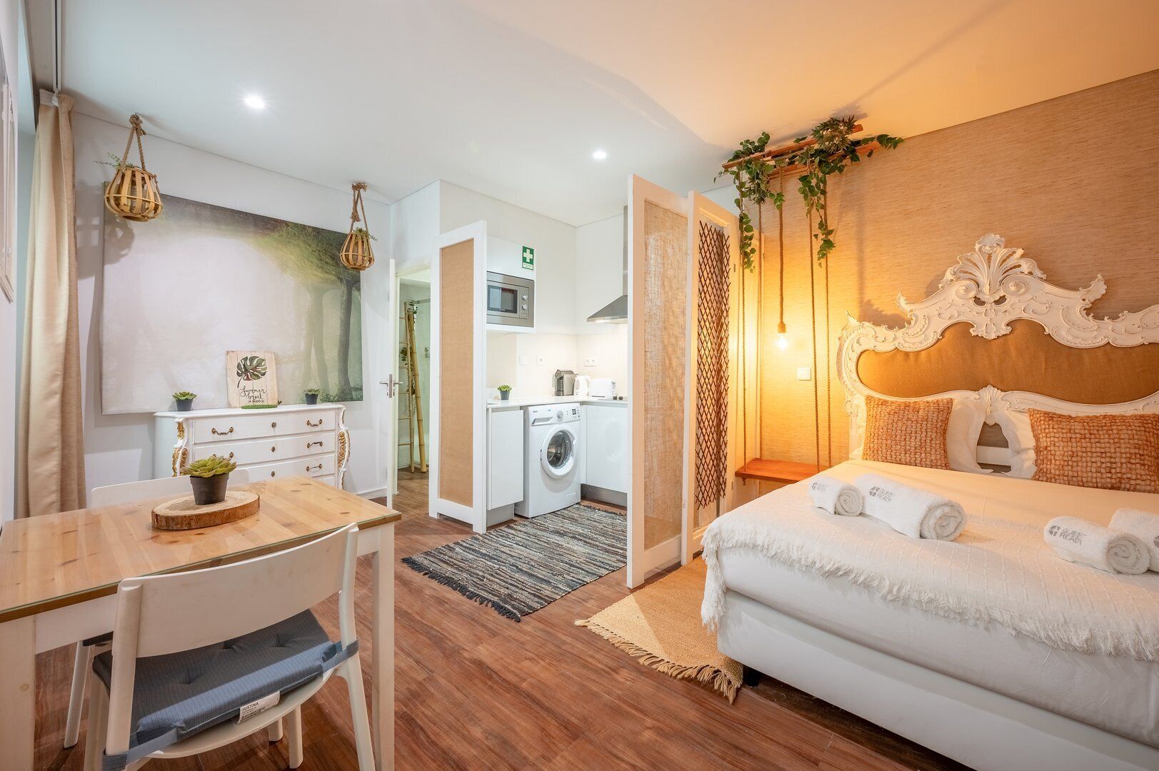 Tabla de planchar con plancha, Internet, ropa de cama