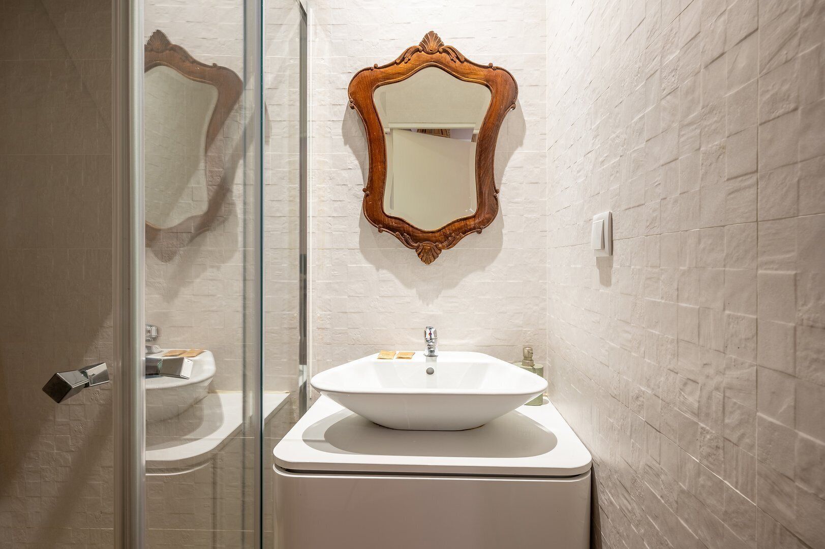 Ducha, secador de pelo y toallas