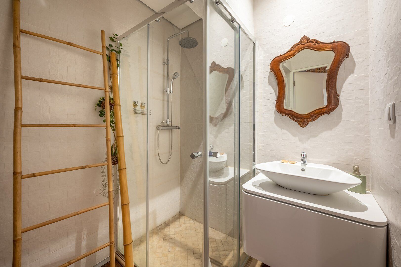 Een douche, een haardroger, handdoeken