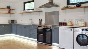 Unclassified image, 5 of 33, button - Acre Luxury Lodges-Cedar Lodge (Walton Presteigne)