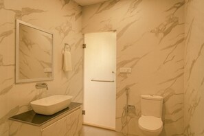 Suite, vistas a la ciudad | Baño | Zapatillas, toallas, jabón y champú